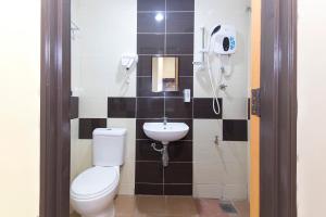 Koupelna v ubytování Hotel Raja Bot + 31 fotografií