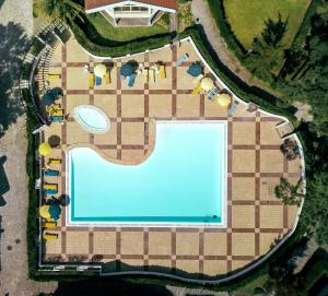 an overhead view of a swimming pool in a resort at Aldeamento Turistico Casas da Comporta in Comporta