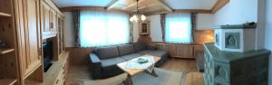 an overhead view of a living room with a couch and a tv at Appartement Luca in Schladming