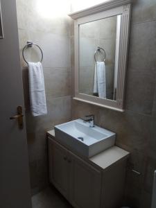 佩塔利迪昂的住宿－Petalidi Fragkos，一间带水槽和镜子的浴室