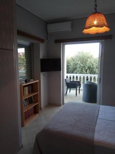 佩塔利迪昂的住宿－Petalidi Fragkos，一间卧室设有一张床,享有阳台的景色