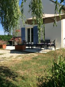 Un jardín fuera de GITE CHEZ XAVIER 2Mn DU CIRCUIT