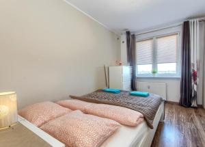 グダニスクにあるApartament Horyzont - ACCO RENTのベッドルーム1室(ベッド2台、窓付)
