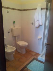 A bathroom at Agriturismo Casa degli Archi