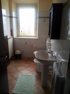 A bathroom at Agriturismo Casa degli Archi