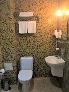 uma casa de banho com um WC e um lavatório em Hotel La Roka em Stara Zagora