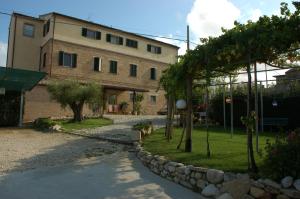 A garden outside Agriturismo Casa degli Archi