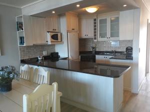 Kjøkken eller kjøkkenkrok på Laguna Grove Holiday Rentals