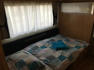 Postel nebo postele na pokoji v ubytování Caravans Bijela Uvala