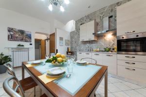 une cuisine avec une table avec un bol de fruits dessus dans l'établissement Casa Taiani Amalfi Coast, à Vietri
