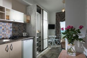 Kuchyň nebo kuchyňský kout v ubytování Elimia Suites & Studios