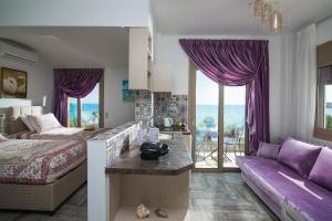 Postel nebo postele na pokoji v ubytování Elimia Suites & Studios + 37 fotografií