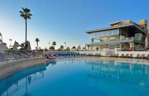 una gran piscina frente a un edificio en Sol Torremolinos - Don Pablo en Torremolinos