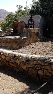 ナクソス・コラにあるNaxos Gardenの石造りの保存壁