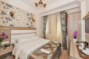 Postel nebo postele na pokoji v ubytování Raimond Hotel
