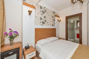 Postel nebo postele na pokoji v ubytování Raimond Hotel