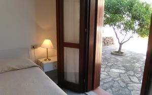 ブドーニにあるLa Coccinellaのベッドルーム1室(ベッド1台付)、木の窓