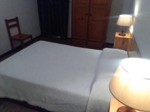 AL Moniz في ماتشيكو: غرفة نوم بسرير ابيض كبير وكرسي