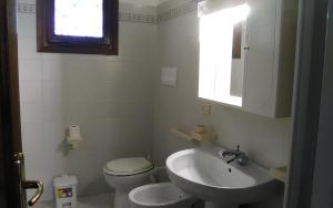ブドーニにあるLa Coccinellaのバスルーム(洗面台、トイレ付)、窓が備わります。