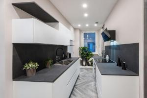 Kuchyňa alebo kuchynka v ubytovaní LuMa Suite Via Veneto - Your luxury style 22 + 21 fotografií