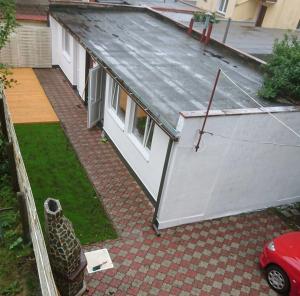 a house with a chicken standing in the yard at pokój blisko morza in Kołobrzeg
