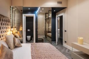 um quarto com uma cama e um espelho grande em LuMa Suite Via Veneto - Your luxury style 22 em Roma