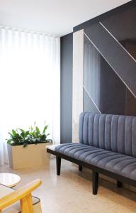 a bench in a living room with a window at Hotel Portuense Lisboa in Lisbon