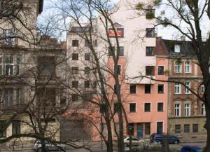 een groep gebouwen met bomen voor hen bij Apartamenty Junior in Wrocław