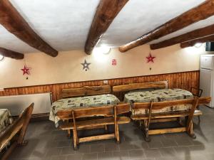 ein Zimmer mit zwei Betten und Sternen an der Wand in der Unterkunft Pensiunea Simone in Cîrţişoara
