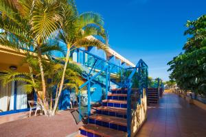 een trap naar een gebouw met palmbomen bij Blue Sea Jandia Luz in Morro del Jable