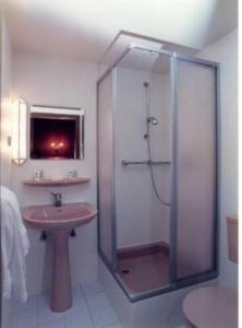 Kylpyhuone majoituspaikassa Motel
