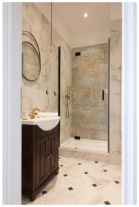 Et badeværelse på Stylish - Centre Apartment Theatre View