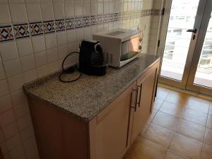 A kitchen or kitchenette at Encosta da Marina Residence