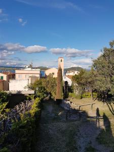 una piccola città con una torre dell'orologio in lontananza di Casetta Terrosi a Talamone