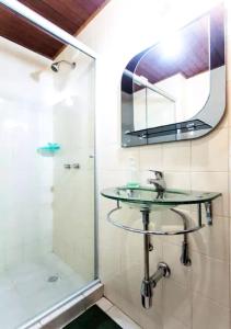 Et badeværelse på Belo apartamento e completo no Centro com vista