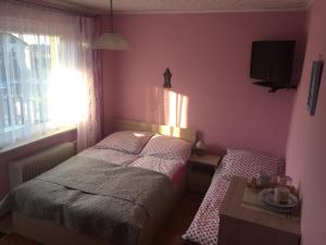 ブワディスワボボにあるPokoje gościnne "Przy Parku"のベッドルーム1室(ベッド1台、テーブル、窓付)