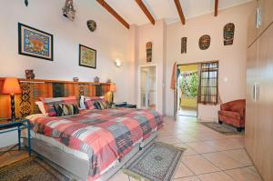 1 dormitorio con 1 cama grande en una habitación en Cherry Tree Cottage B&B Linden, en Johannesburgo