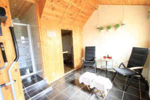 una stanza con tavolo e sedie in una stanza di Maison d'Hôte la Grange aux Ayres a Olloix