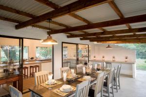 une salle à manger avec une grande table et des chaises dans l'établissement Makuwa Safari Lodge, à Mbabat