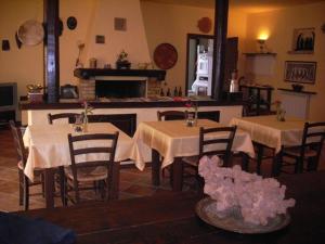 ein Esszimmer mit zwei Tischen mit weißer Tischdecke in der Unterkunft C'era Una Volta in Ripatransone