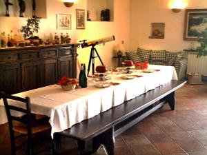 einen Tisch mit einem weißen Tischtuch und einer Kamera in der Unterkunft C'era Una Volta in Ripatransone + 116 Fotos