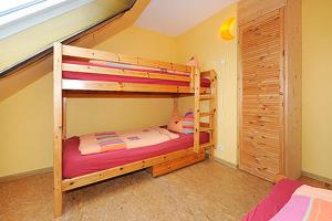 1 Schlafzimmer mit 2 Etagenbetten in einem Zimmer in der Unterkunft Reit- und Ferienhof Maack in Neuharlingersiel