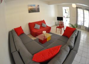 - un salon avec un canapé et des oreillers rouges dans l'établissement Petit havre de paix, au Gosier
