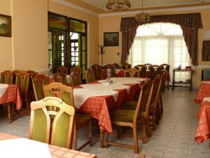 a dining room with a table and chairs at Hotel Orchidea in Balástya