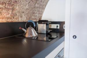 a tea kettle sitting on top of a kitchen counter at De Hoendervorst in Utrecht