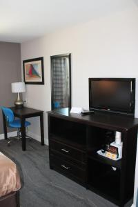 TV a/nebo společenská místnost v ubytování Quality Inn & Suites Port Arthur - Nederland