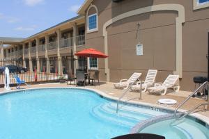 Bazén v ubytování Quality Inn & Suites Port Arthur - Nederland nebo v jeho okolí