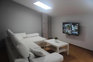 Televízia a/alebo spoločenská miestnosť v ubytovaní Be Happy