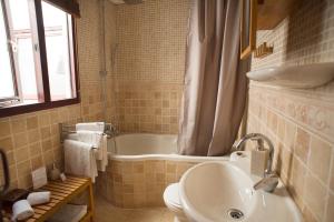 a bathroom with a tub and a toilet and a sink at Dios Esta Bien in Peniscola