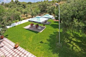 an overhead view of a garden with a picnic table at Christos House in Neos Marmaras